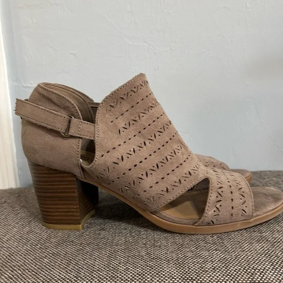 Dept. 222 tan suede heeled sandals , size 8 1/2. - Picture 2 of 15